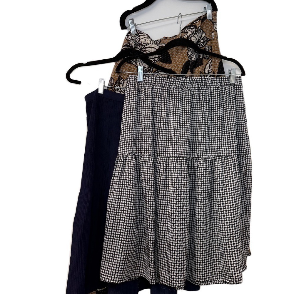 Chic Skirt Bundle of 3 black white checkered blue ribbed floral flowy midi fun